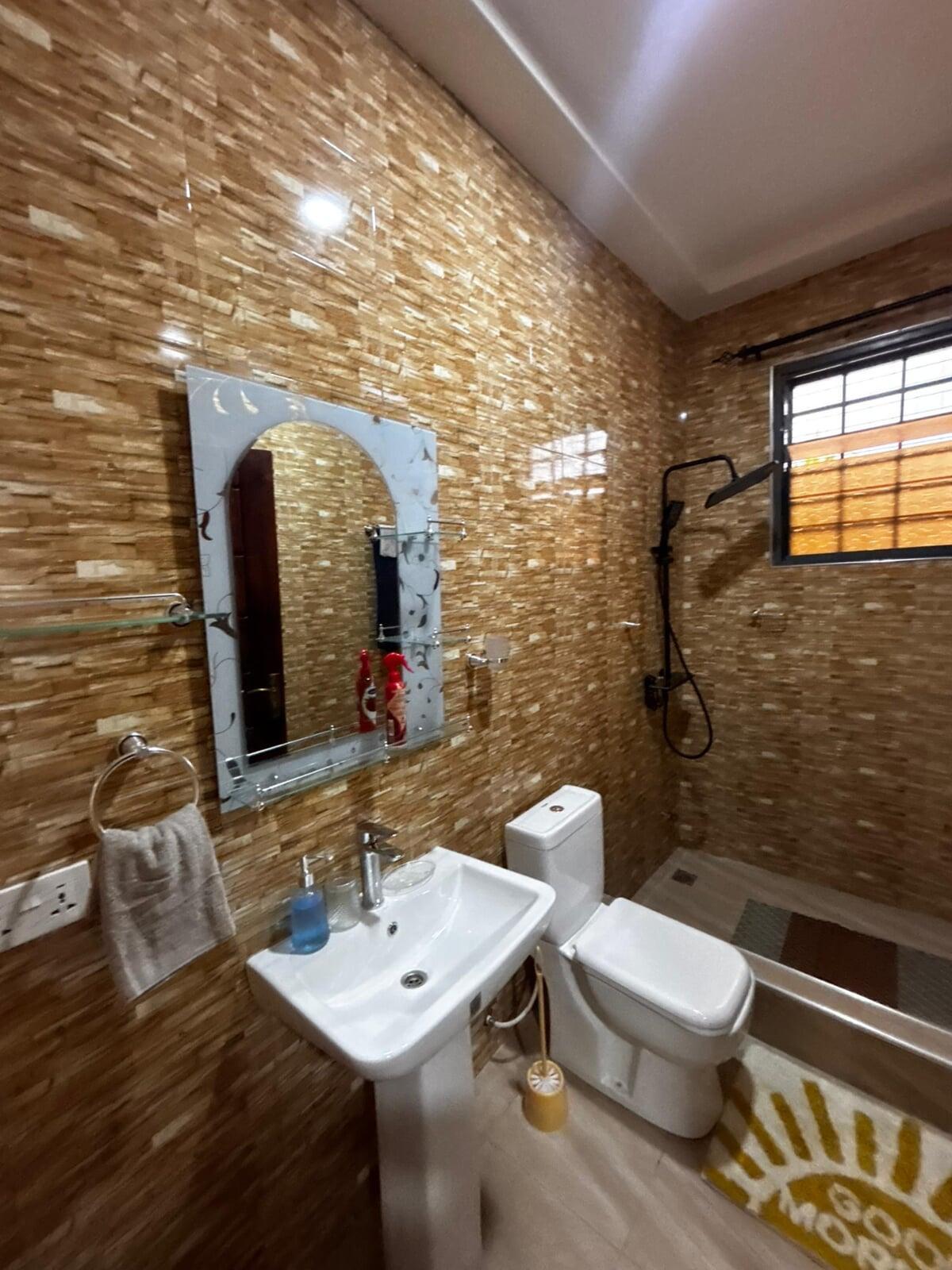 Full bathroom – Cape Coast Airbnb property managed by Gold Lion International