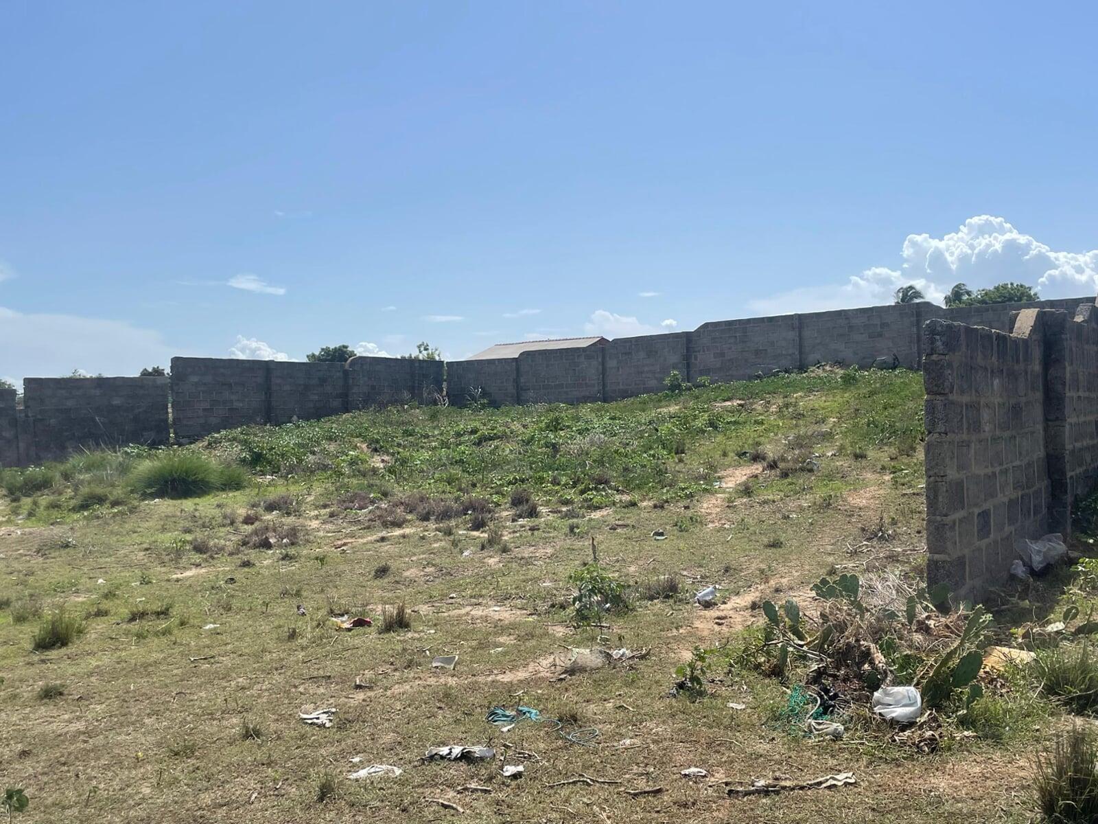 Walled beachfront Old Ningo PramPram